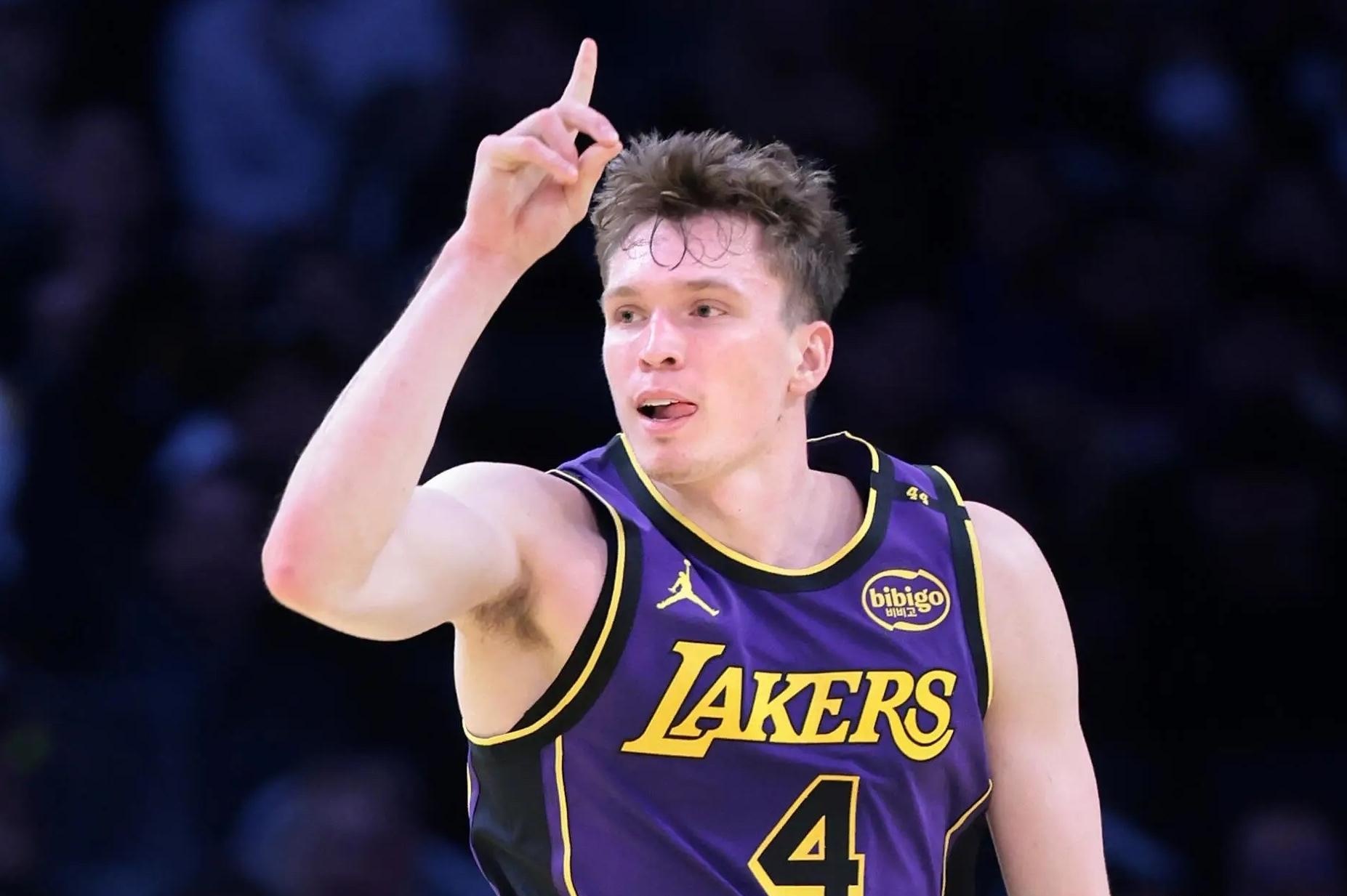 包含洛杉矶湖人训练开放日，赛前手感冰凉引欢呼，西甲在即，年轻球员得到机会的词条